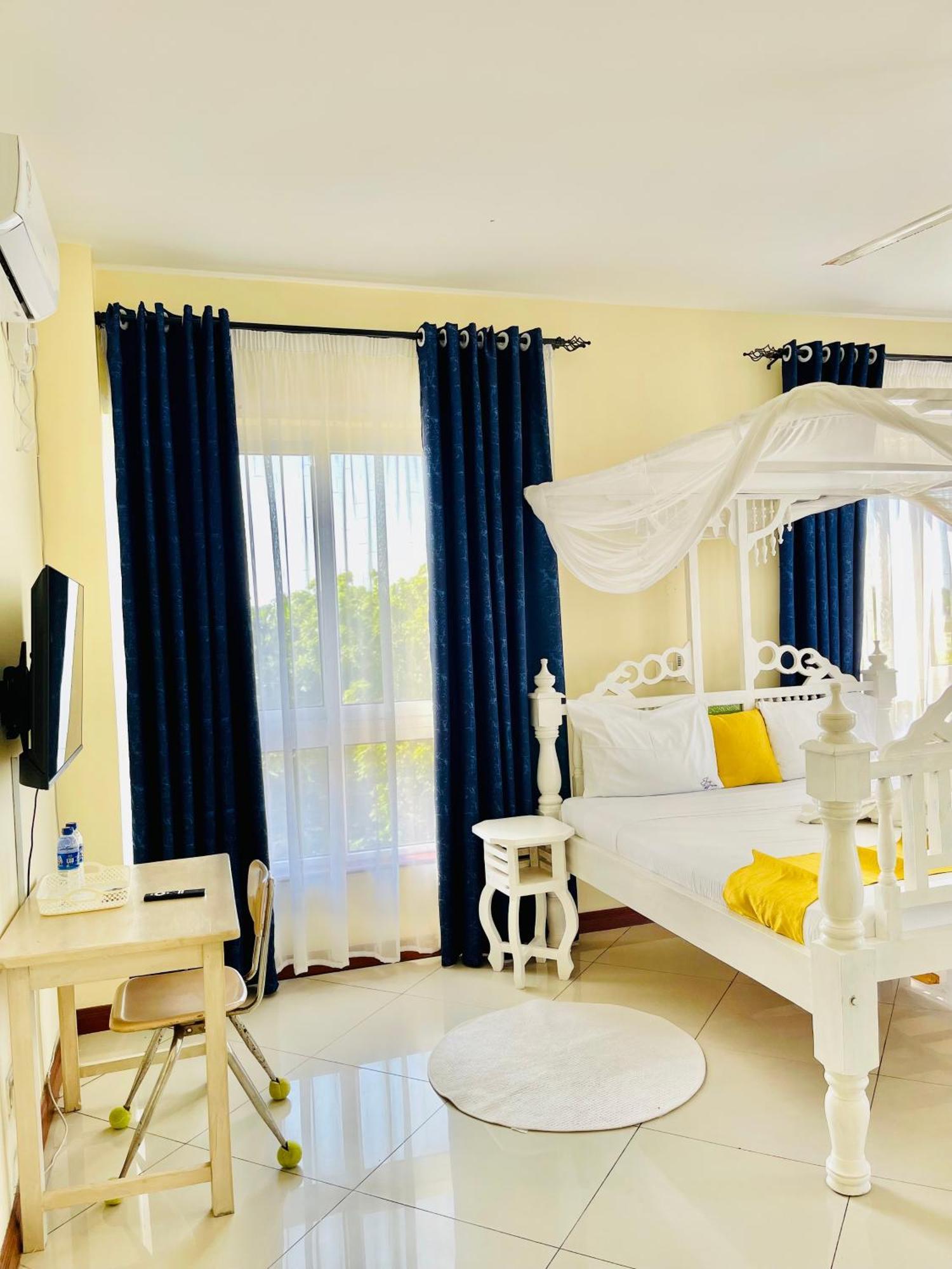 Bed and Breakfast Elna'S Nyali - Work & Unwind - Pool, Sea Views, Ac & Fast Wi-Fi Mombasa Exterior foto